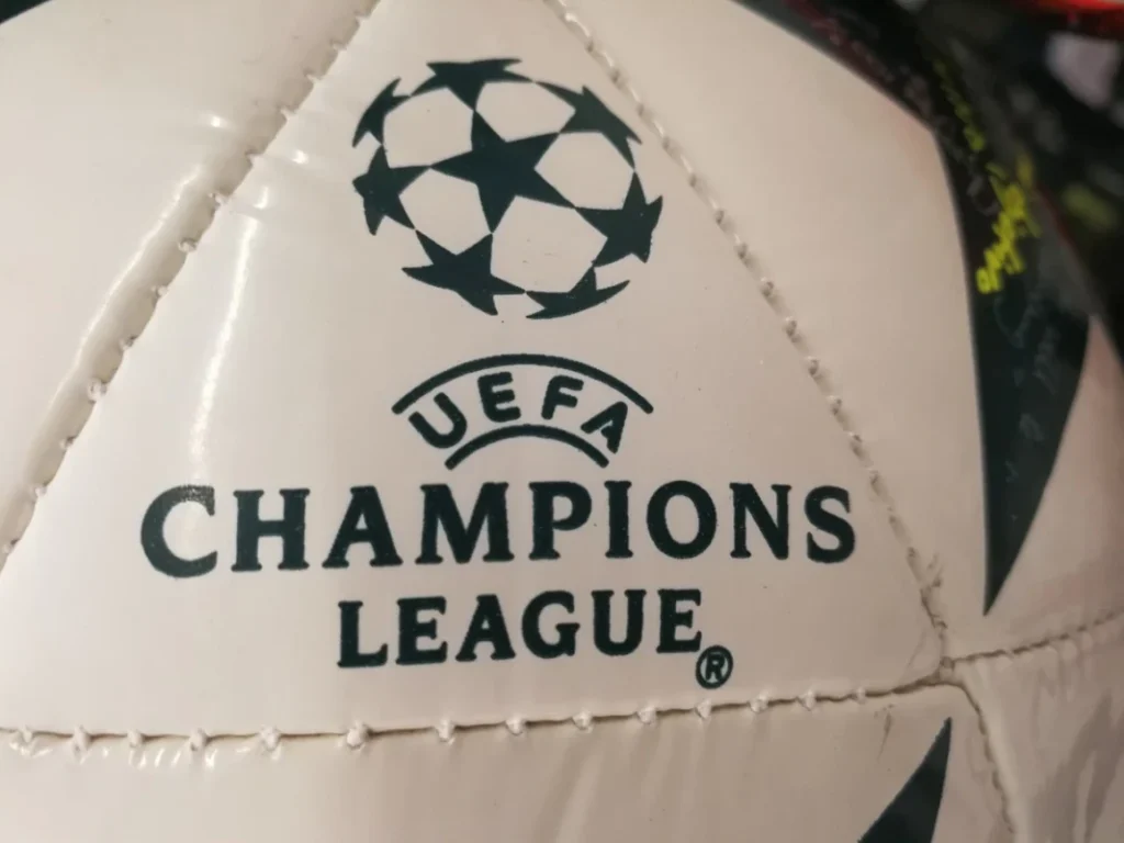 Atlético – Inter Mediolan oceny zawodników. Kto zasłużył na pochwały? (26.11.2025) Liga Mistrzów - logo na piłce