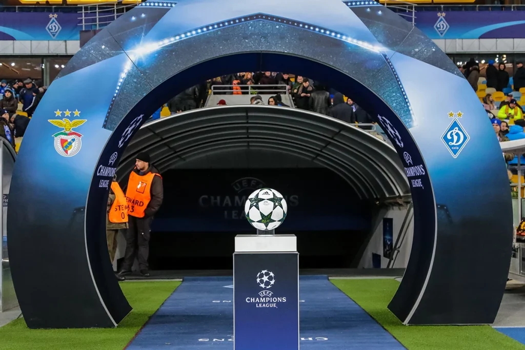 Liga Mistrzów: wielkie starcie PSG z Barceloną i kolejne emocje w trzeciej kolejce Liga Mistrzów - piłka 5 tunel
